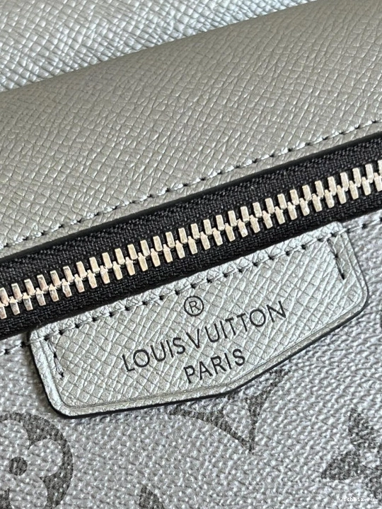 WIS OUTDOOR LOUIS VUITTON MESSENGER 0123